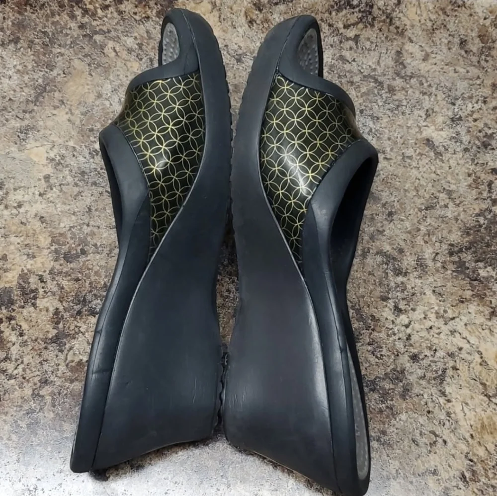 CROCS Women's Black and Gold Patterned Wedge Sandals Size 10
